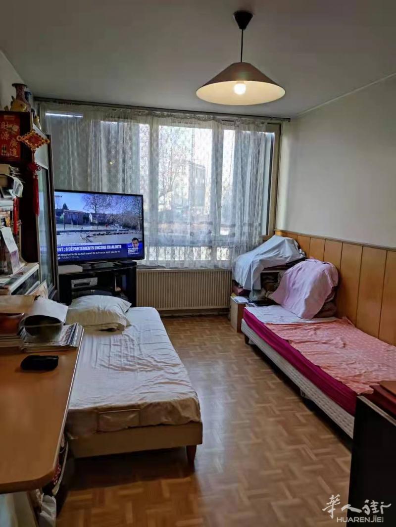 Aubervilliers单身公寓十二万八，地铁房，欢迎联系看房