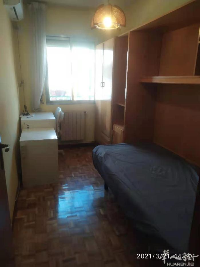 🏡马德里十号线Batán地铁站单间出租，距地铁口300米，限女生。房间设单人床