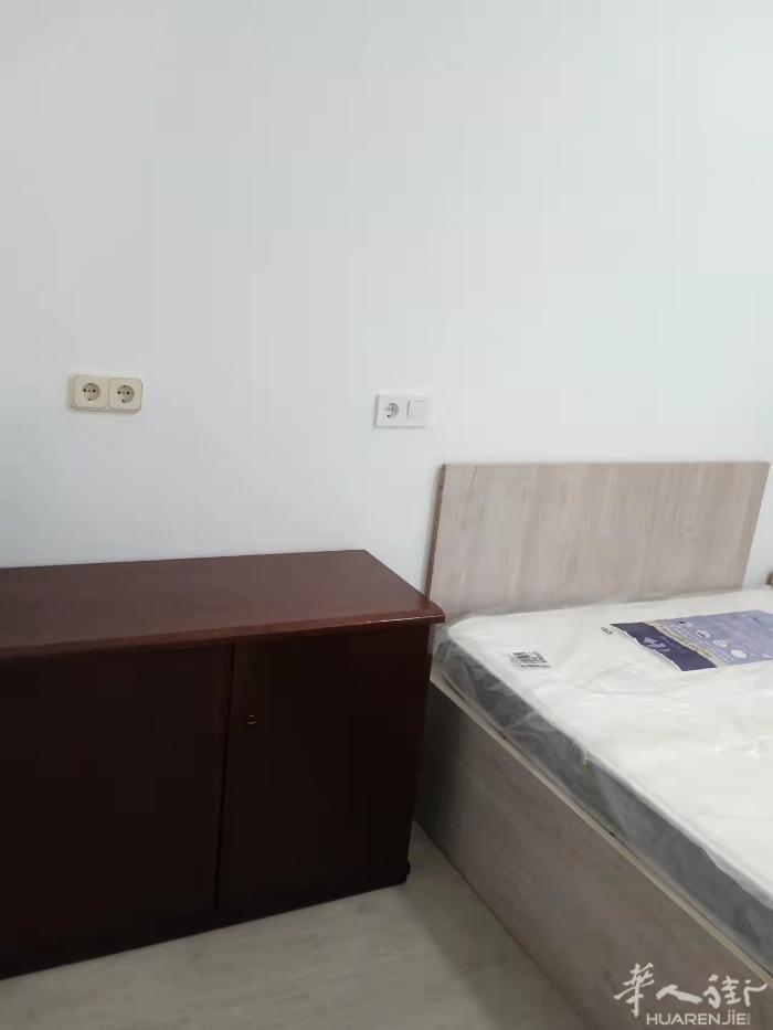 🔵6路usera单身公寓，地址Calle ramon lujan  madri