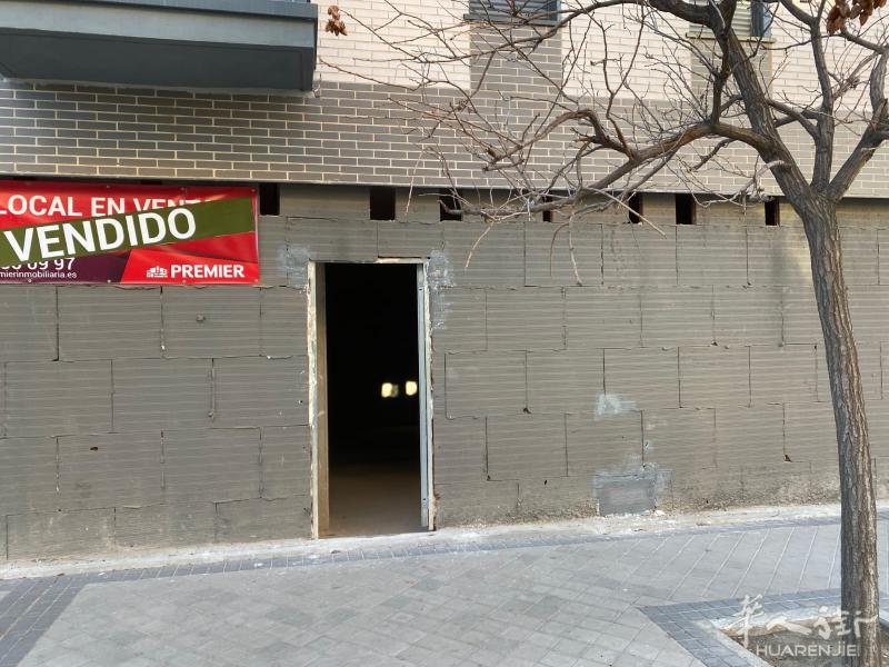 Villaverde主街带烟囱商铺，Puente alcocer斜对面，旁边Mercadona，全新楼栋