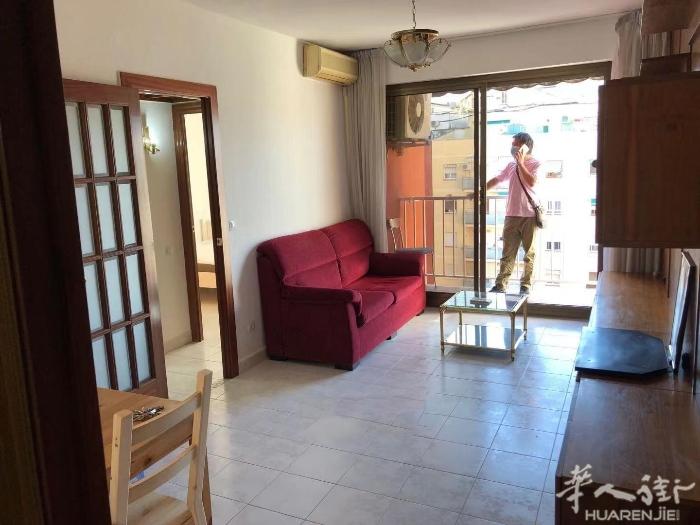 🏡出租，巴塞五号线 Badal地铁口附近，招租一个单人间，房子四室两位，走路三