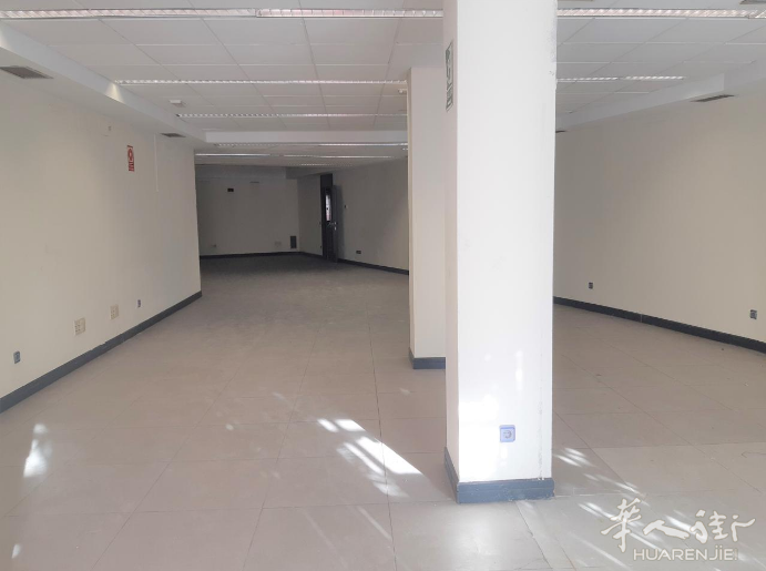 马德里6号线Carpetana店面出租！！！