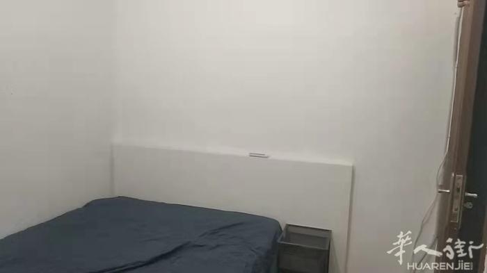 🏡马德里5路6路地铁口房间出租，房间 1.35的床 ，带空调 ，其他的衣柜什么