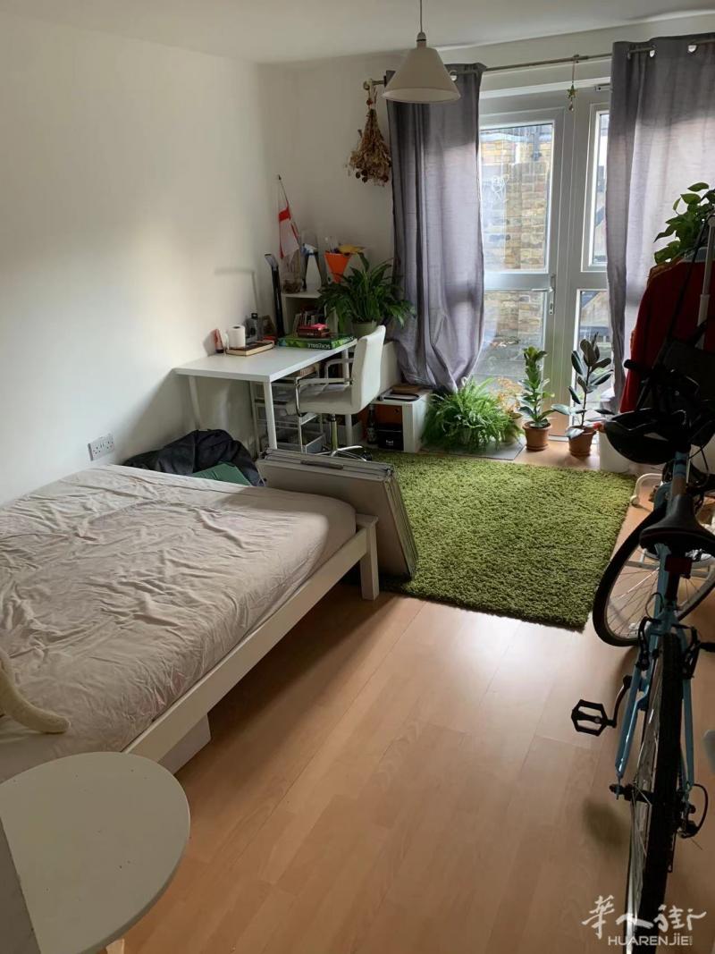 找室友 现有一个两居flat(2b1b),本人是在kcl读phd的妹子,想找个妹子租另一间。位置在一区SW96QH,附近有地铁站和公交站,周围环境也不错