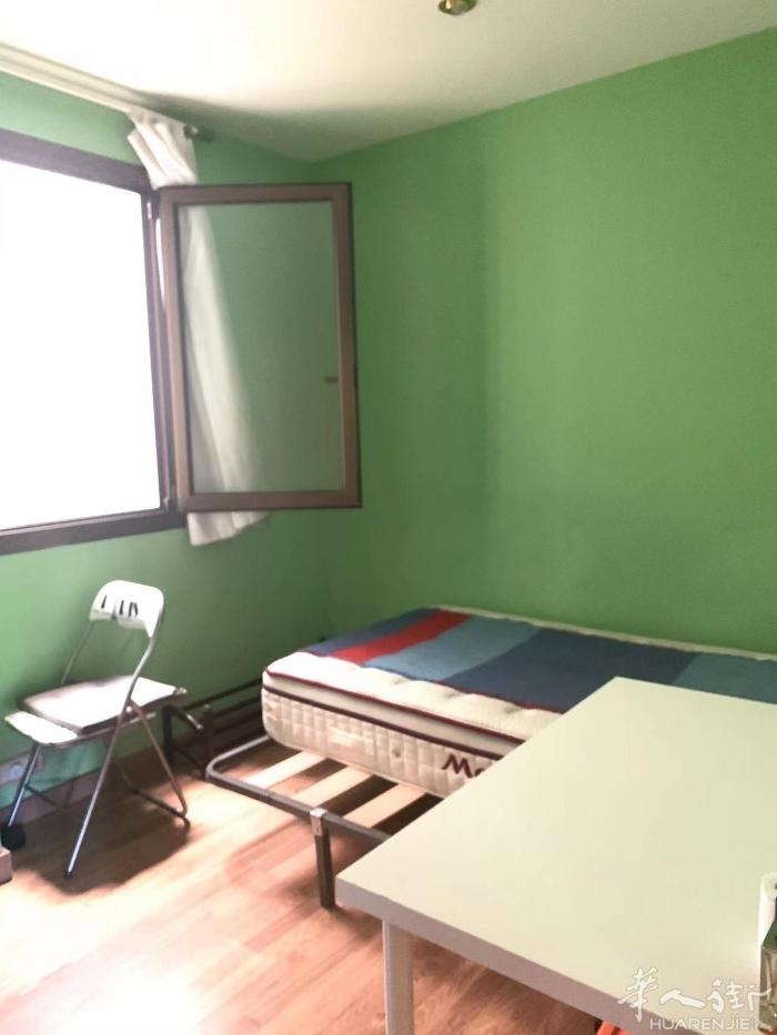 🏡巴塞单间出租，2/4号线La Pau地铁口，一个小间出租，租金290，一个月