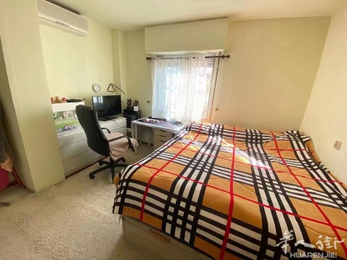 🏡getafe别墅超大房间出租，两扇窗，阳光充足，租金450一个月，有储物间和