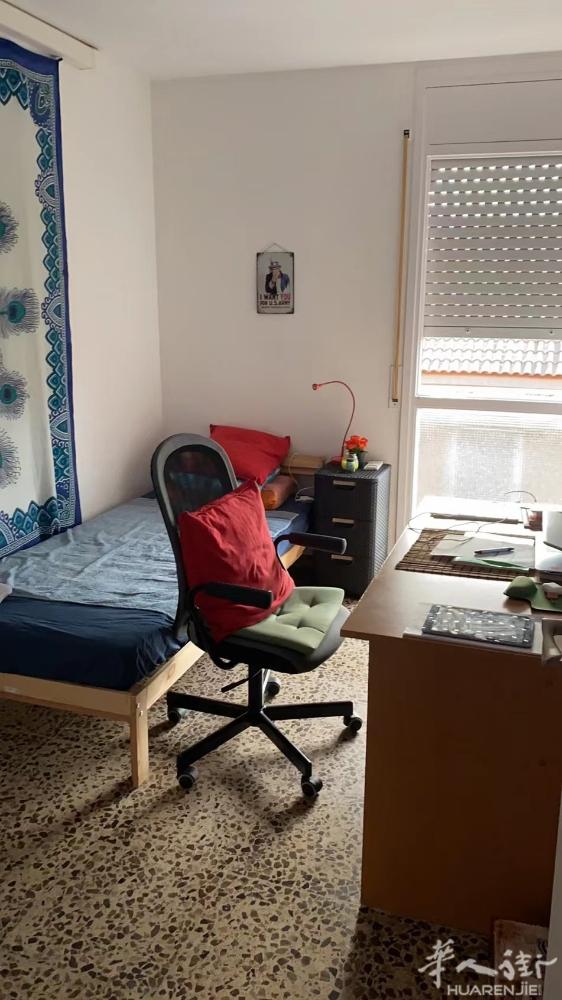 🏡巴塞单间出租，家具全新，拎包入住， 房子三室一厅，位于环境安全的富人区，交通