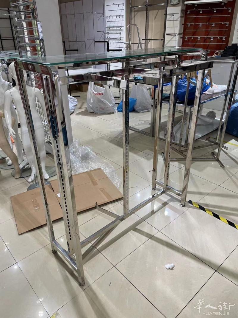 马德里市内服装店二手货架和衣架低价出售！！