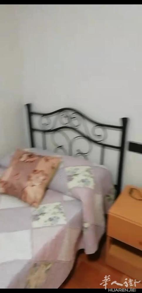 🏡巴塞单间出租，c村安静大面积大窗户单间富人区独栋别墅顶层，不和房东住。 距离