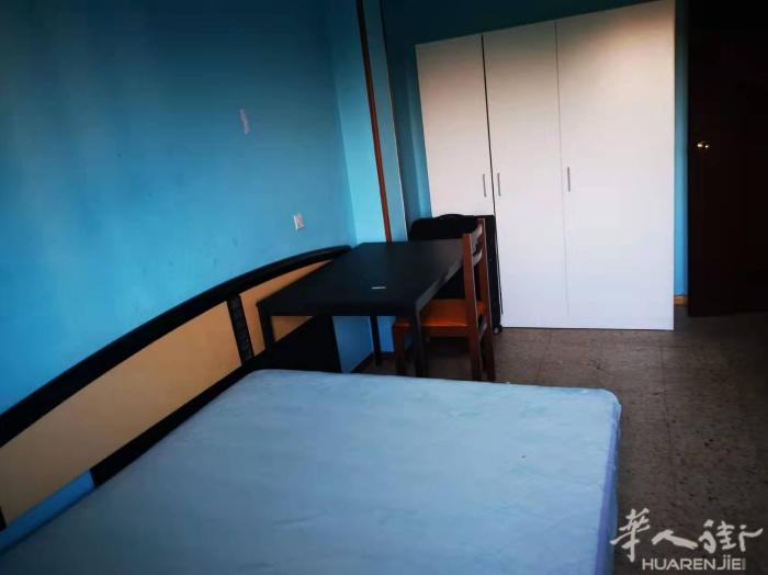 🏡马德里10号线北部地铁口 两个明亮房间出租啦，4月初起租，接受情侣。 楼下不