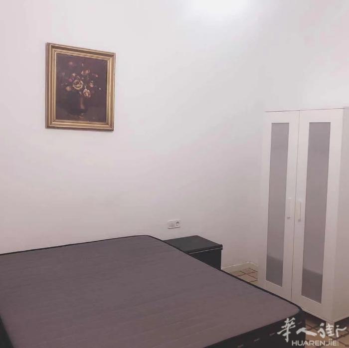 🏡巴塞五指教堂附近L2 monumental地铁口1分钟．房子四室一厅，4楼有