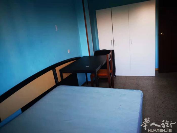 《马德里10号线北部地铁口 两个明亮房间出租》4月初起租，接受情侣。 楼下不到一