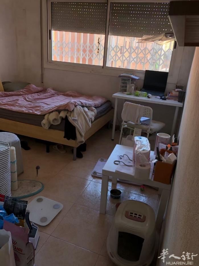 🏡1号线 mercat nou单间车站5分钟 ，房子三室一厅一卫，客厅有空调，