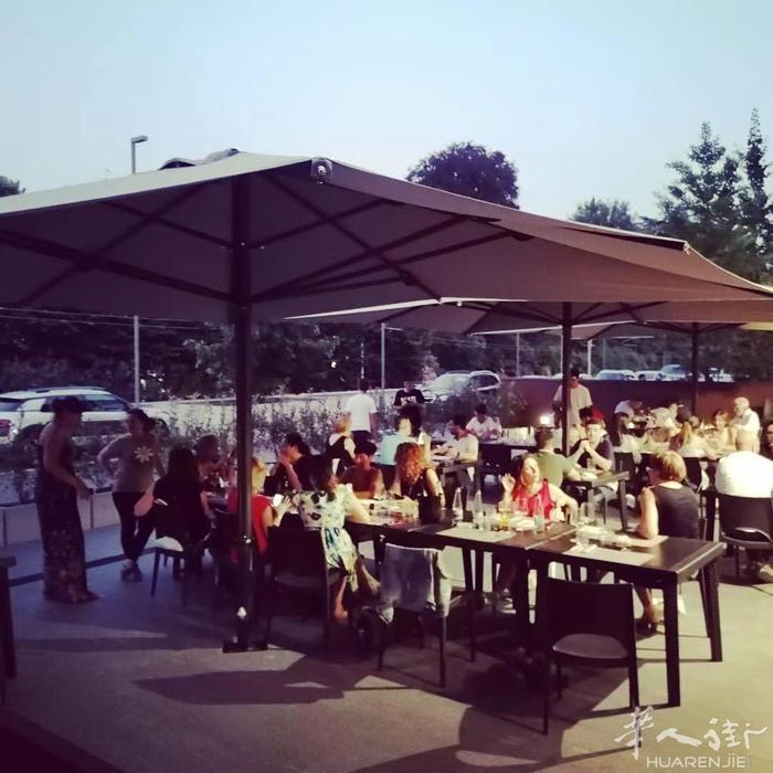 位于lomazzo 有一意大利餐的餐馆出售，位置大 外面有giardino，里面