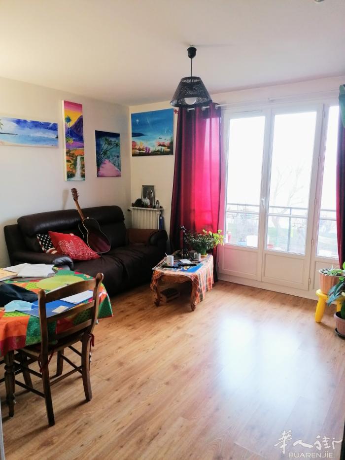 94区Vitry近Le Parc des Lilas公园2房1厅6O平米2楼没电梯带1车位和地窖出售233000欧