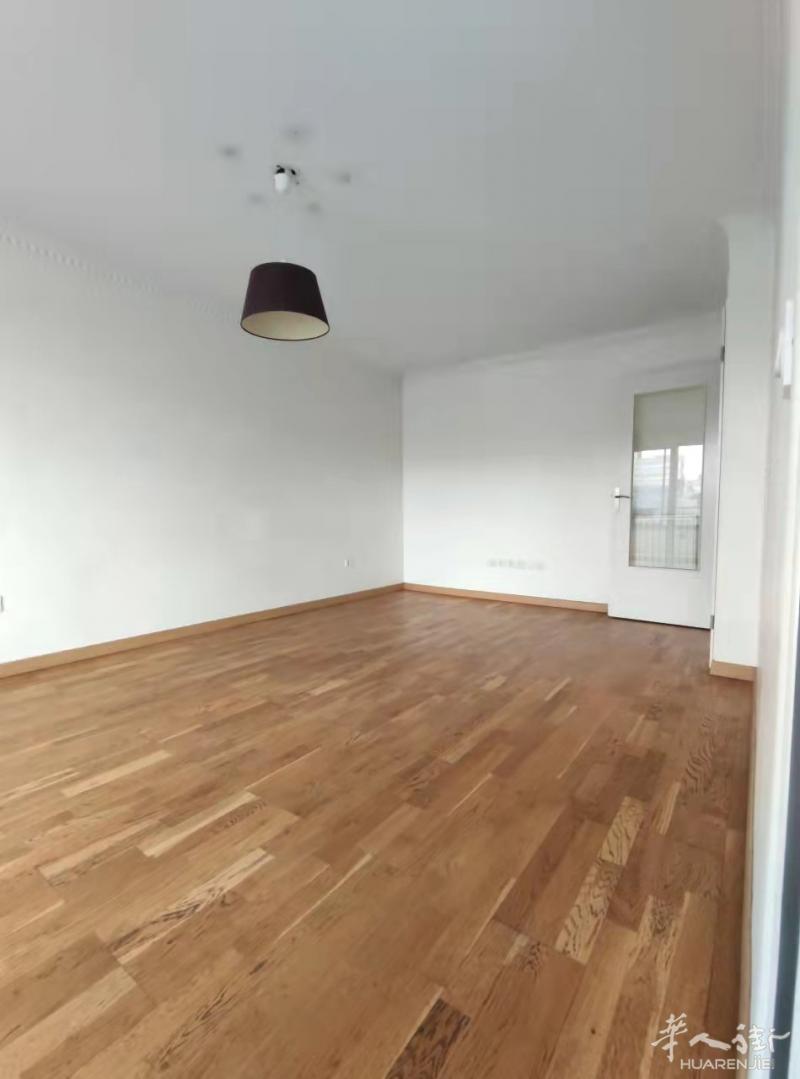中瑞独家Aubervilliers两房一厅带书房,大阳台,车库,Cave,售价309920,欢迎联系看房