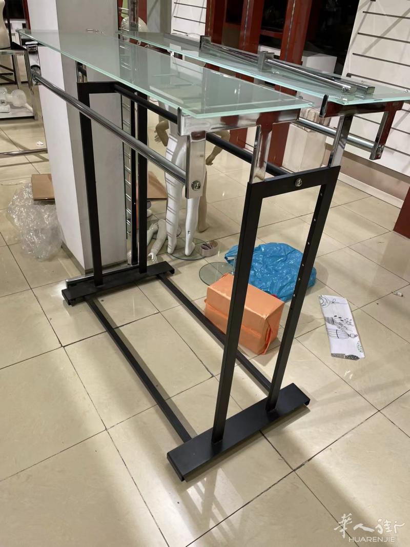 马德里市内服装店8成新二手货架低价出售！！