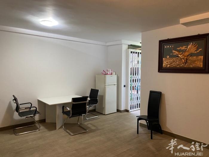 巴塞好房整租（两室一卫） 地铁3路lesseps，古埃尔公园附近 是一层别墅的第