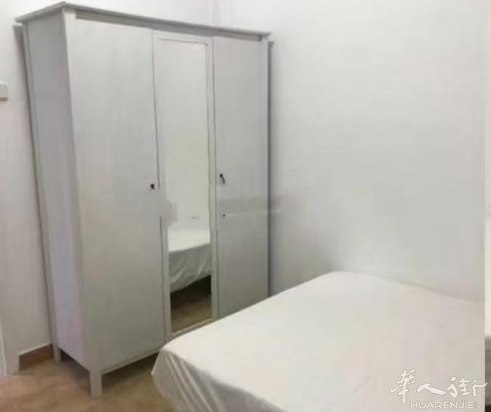 🏡巴塞圣家堂附近单间，交通便利。周围餐厅咖啡厅都齐全，房子三室，只租一个房间，