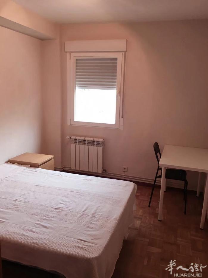 🏡马德里6alto Extremadura 400米步梯一楼一个大床房出租，租