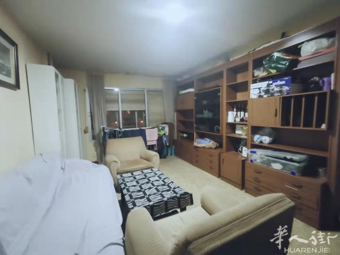 🏡地铁10号线北部地铁口 两个明亮房间出租，3月底4月初起租，接受情侣。 楼下