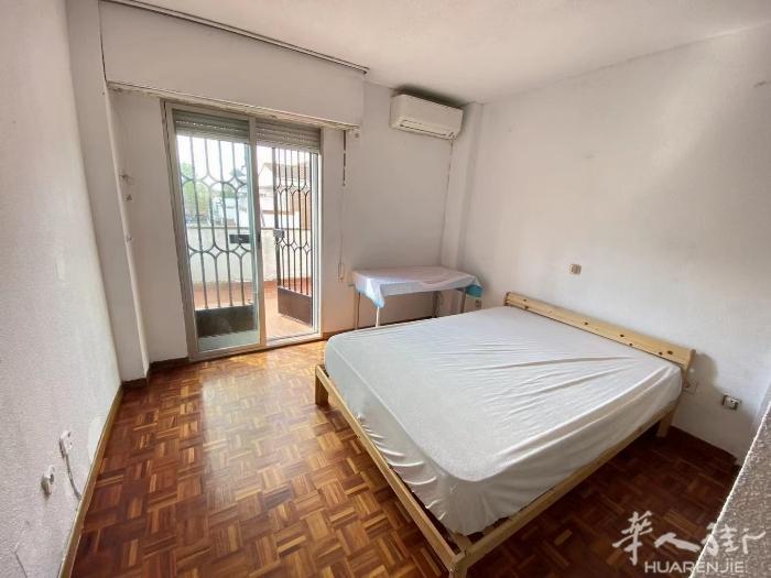 🏡getafe别墅2个大房间出租 房间A： 两扇窗，阳光充足，有储物间和单独冰