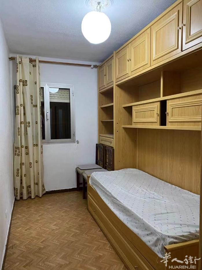 🏡马德里6路Oporto两个单间出租  房子三室一厅一卫 地铁口走路8分钟 楼