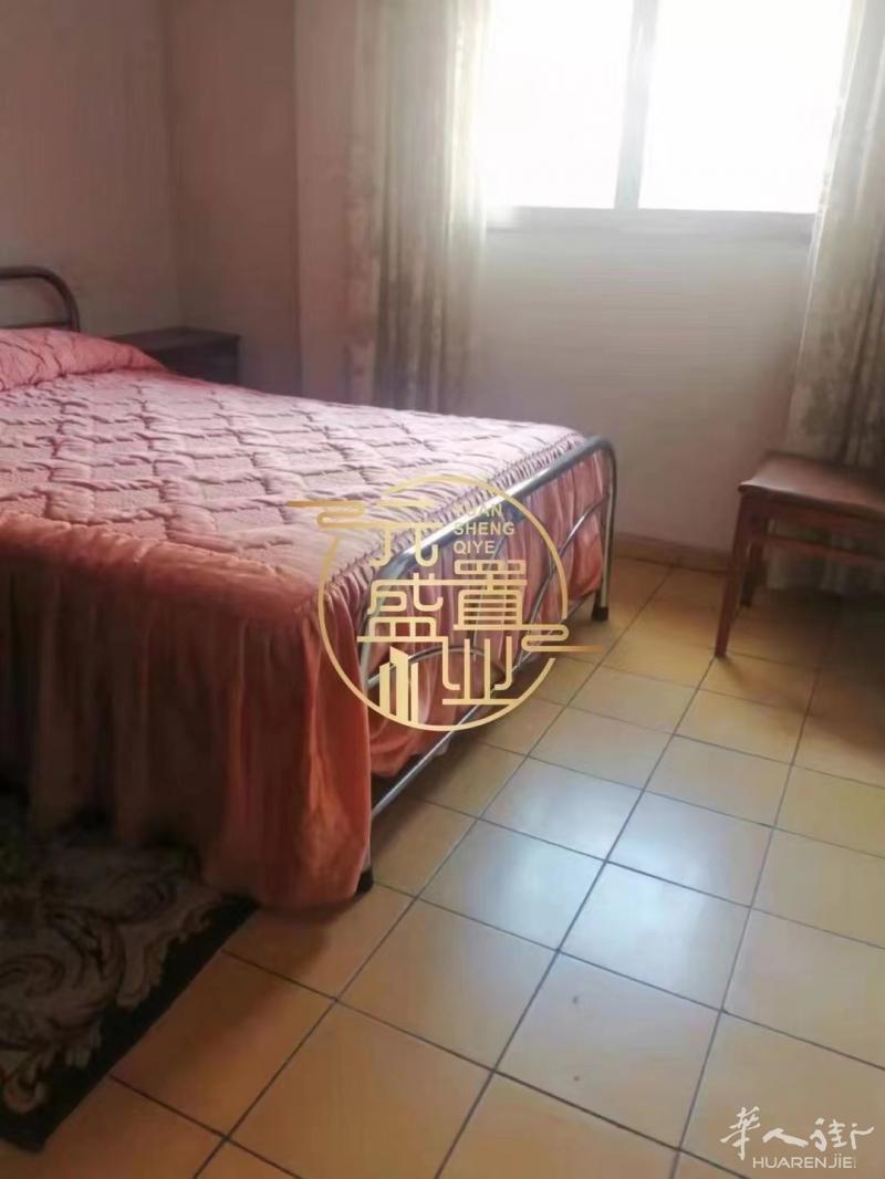 六号线Usera两室一厅，月租650欧