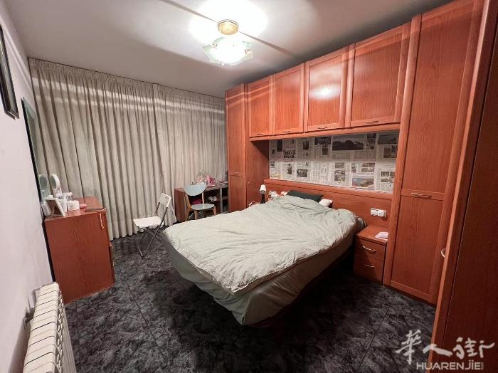 🏡巴塞单间出租，房子四居室（三人住），配有2个卫生间，带4人电梯，4月起租，至