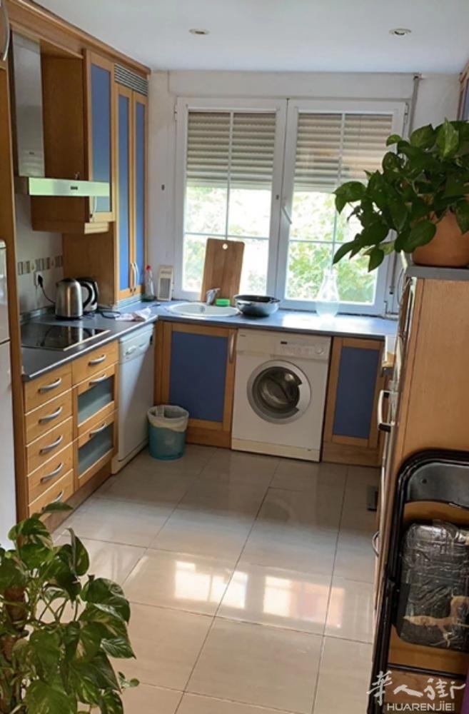 🏡号线colonia jardin出租，地铁口1分钟，房子两室一厅一卫，室友是