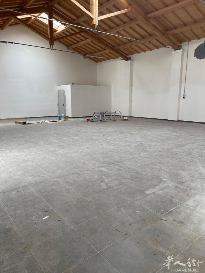 中国街香格里拉附近工厂出租。330平方，房租2700包iva，工厂全新装修