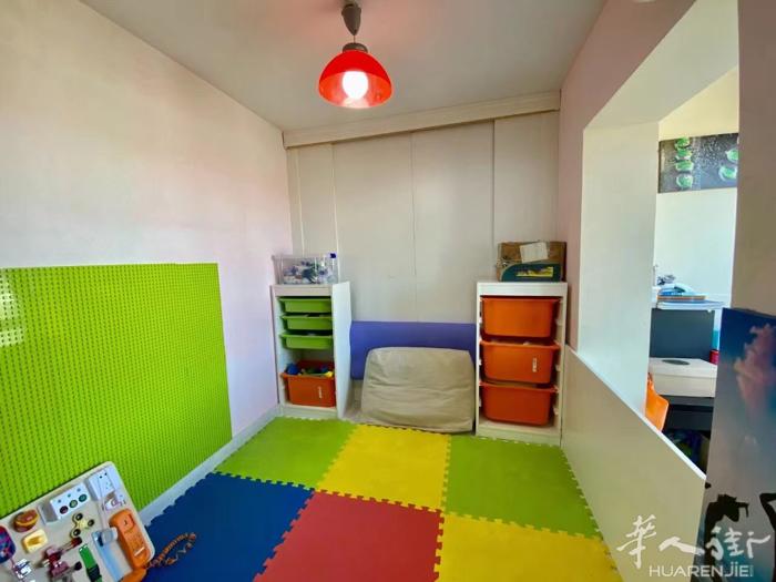 《马德里usera 地铁口整套出租》 房子三室一厅一卫精装，距离usera上地铁