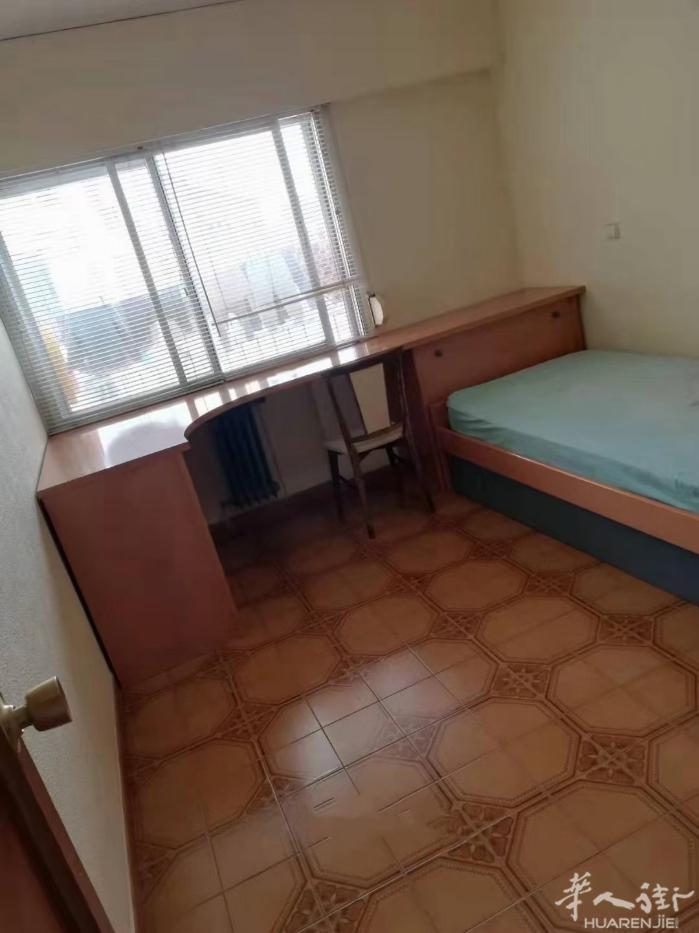 🏡马Carpetana单间出租  离地铁Carpetana站步行8分钟，2楼无