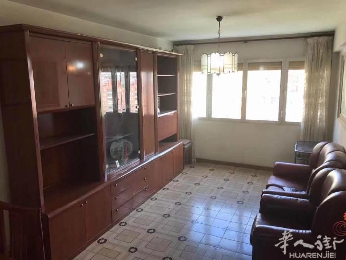 巴塞好房整租 L2路bac de roda 地铁口1分钟，9楼有电梯，房子三房一