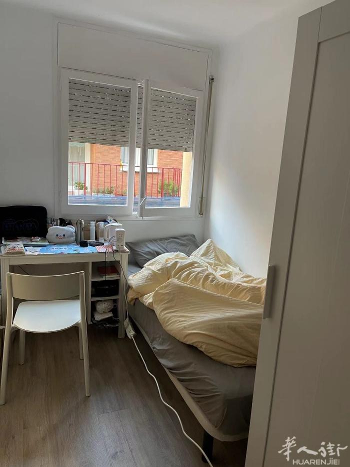 🏡巴塞单间出租，c村附近，坐车15分钟到uab，租金350欧全包，离e3一分钟