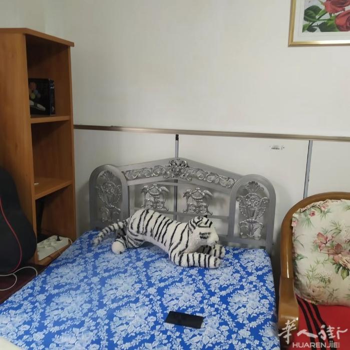 🏡马德里三路地铁almendrales三分钟单间出租，六路地铁七八分钟，家具家