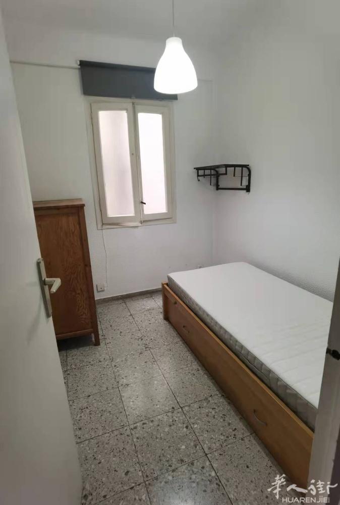 🏡巴塞单间出租plaza tetuan 和凯旋门中间有单人房出租，楼层高，采光