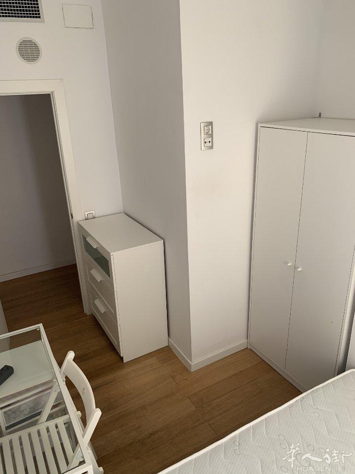 🏡巴塞单间出租，市中心La Rambla阳光房招租，市中心四房一厅两卫 现出租