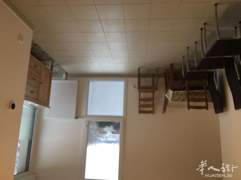 2 chambres, 1 salon, 1 salle de bain, 1 balcon, 1 cagibis et une place de parkin