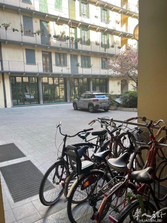 via giannone 6 号华人街附近。店面出租70 平方适合做办公室，仓库