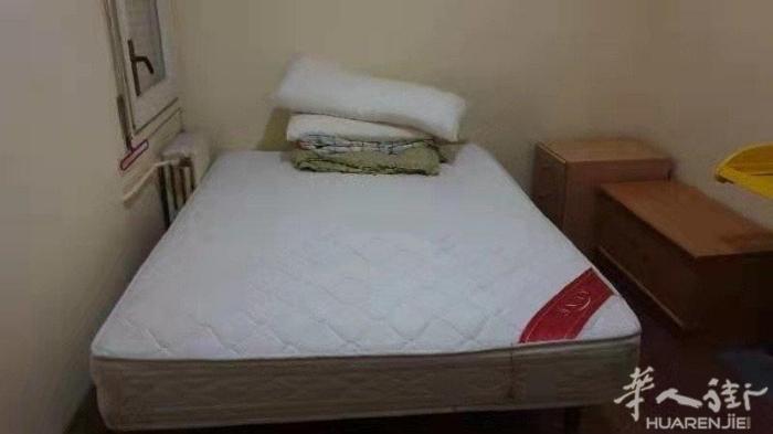 🏡巴塞单间出租，巴塞市中心五路地铁Entenca站附近，住家人少，干净，交通方