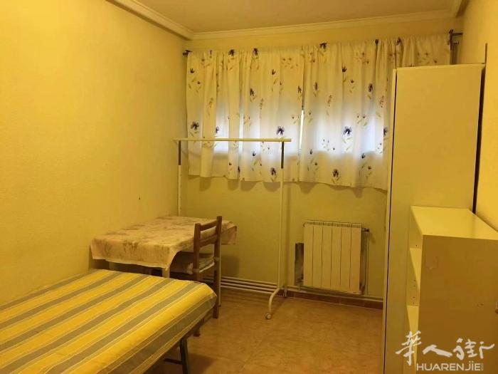🏡马德里地铁十号线Fuencarral地铁口300米两个单间出租，房子三室一厅