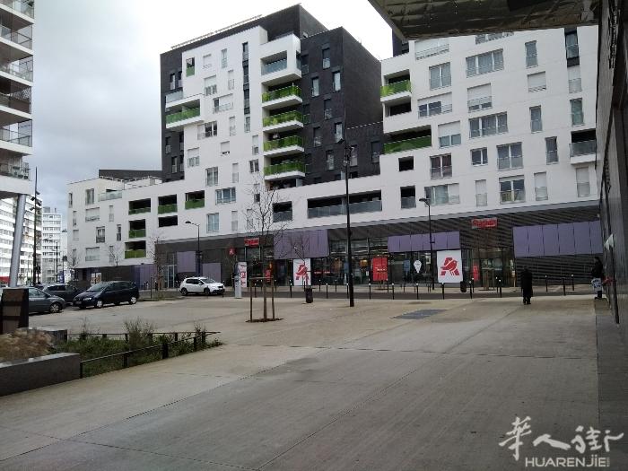 94区Vitry新建房和T9大路旁10分钟到13区，小区内独立2房一厅7O平米加