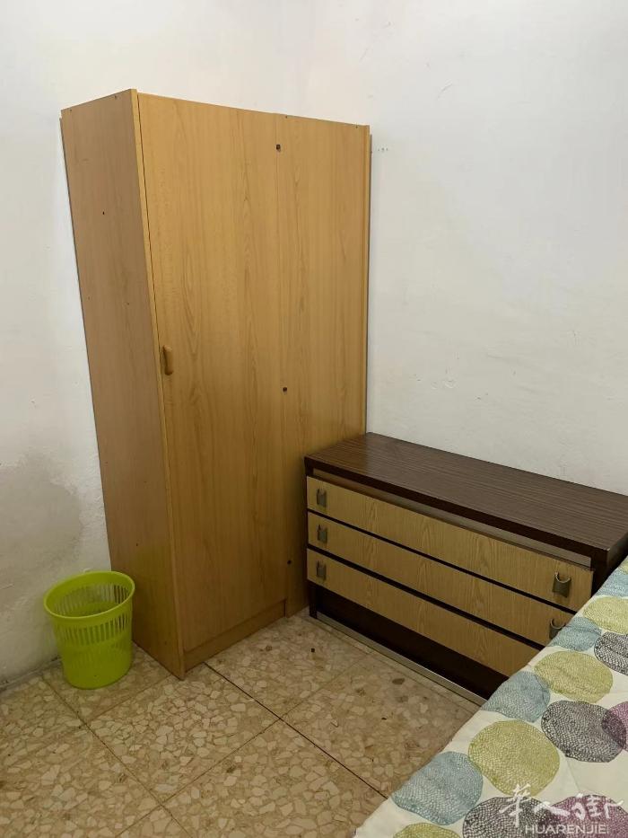 🏡巴塞单间出租，5路地铁，pubilla cases附近，住家人少干净，有网络
