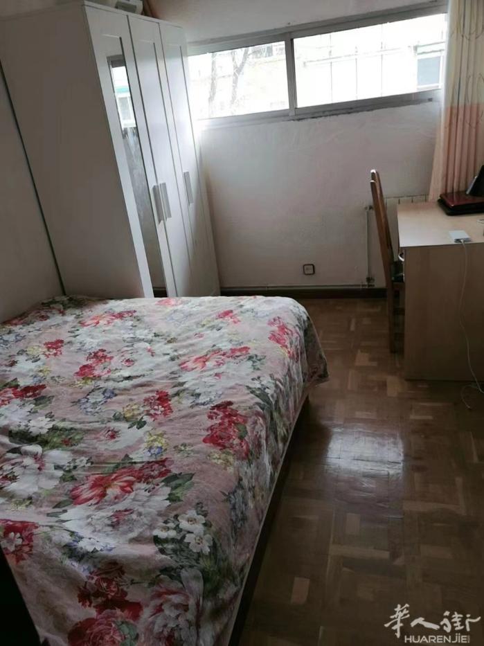 🏡马德里地十号线Fuencarral地铁口四分钟单间出租，住处附近有Merca