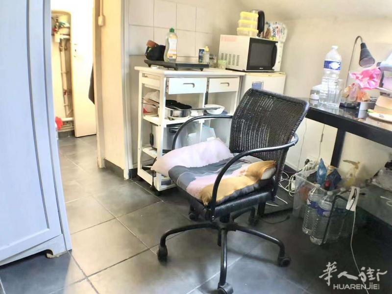 近La defense 16平带家具单人studio出租560欧