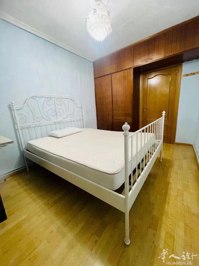 《5/6号线Oporto 三室一厅+2阳台》 共80平米，家具‮器电‬齐全，3楼