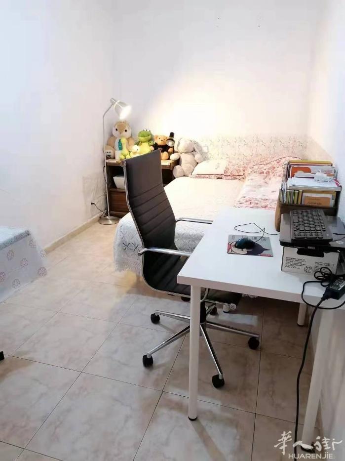 🏡地铁六号线 carpetana步行2分钟两个房间出租，房子总共四室， 周边设