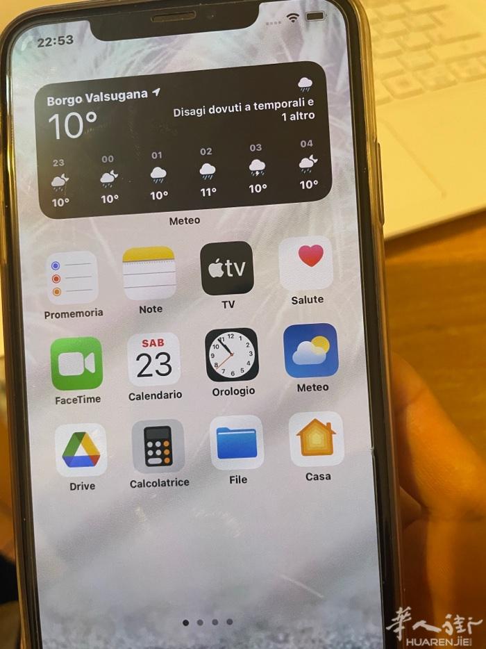 iphone Xs max 256Gb 。现在以450出售。地址在Borgo v