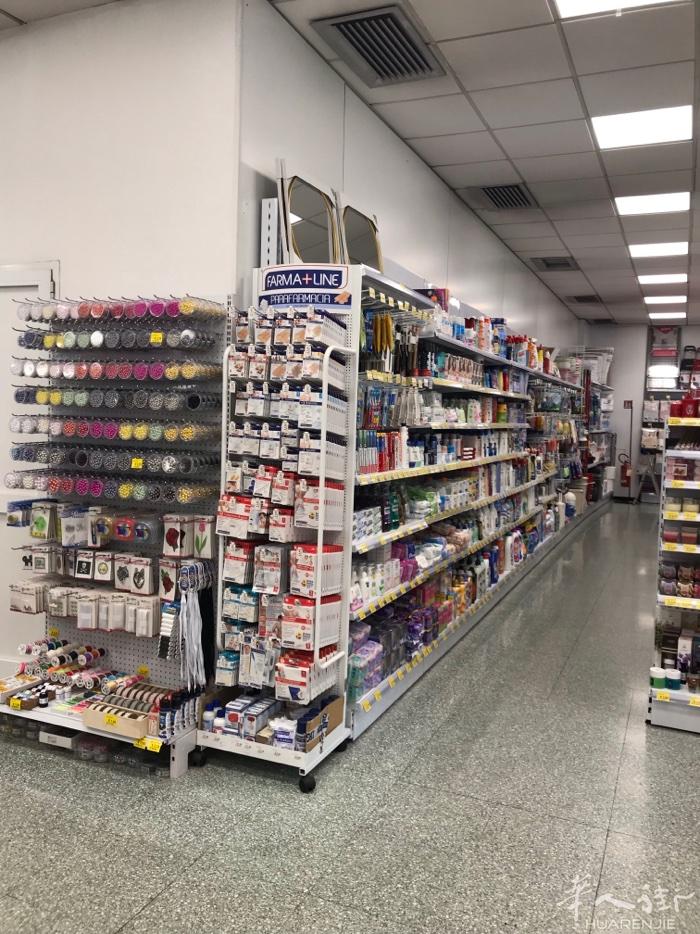 百貨店倒貨，三百平方，產品齊全新店，有意向的可以來看看，總价值十萬，現超低价出售